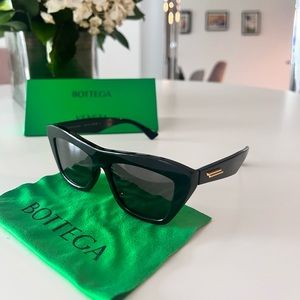 Bottega Veneta cat eye sunglasses in black & gold - excellent condition